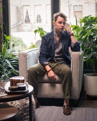 С чем носить коричневый плетеный браслет мужчине