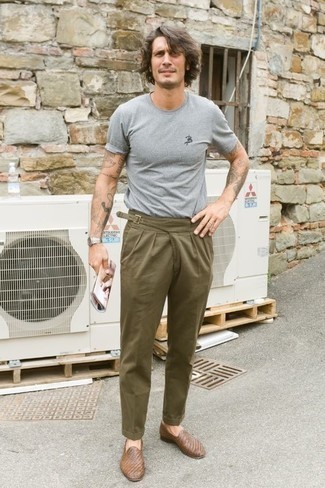 С чем носить коричневые кожаные плетеные лоферы мужчине