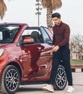 С чем носить коричневый свитер с воротником на молнии мужчине