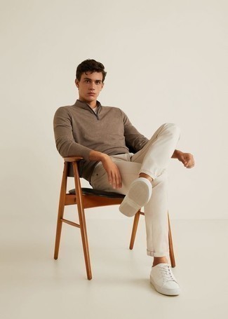 С чем носить коричневый свитер с воротником на молнии мужчине