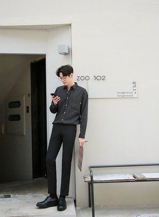 С чем носить коричневый мужской клатч мужчине