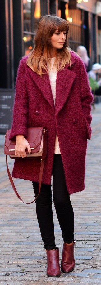 Какие свободные свитера носить с темно-красными ботильонами