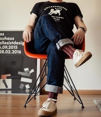 С чем носить темно-красные носки с ромбами мужчине