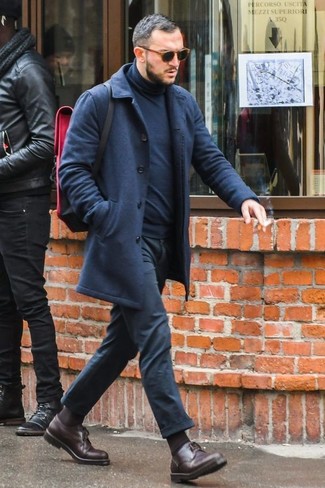 С чем носить темно-красный рюкзак мужчине