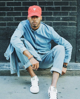 С чем носить темно-красную бейсболку мужчине