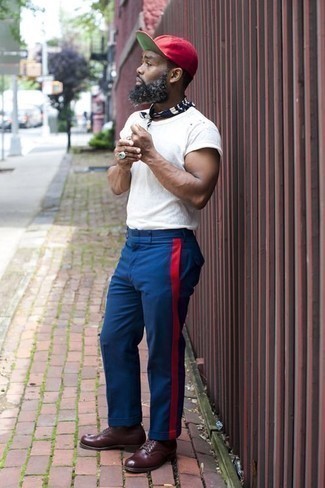 С чем носить темно-красную бейсболку мужчине