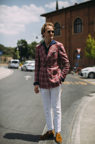 Какие брюки чинос носить с темно-красным пиджаком