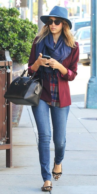 С чем носить темно-красный пиджак женщине