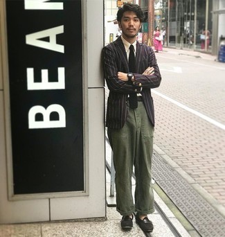 Как носить темно-красный пиджак с оливковыми брюками чинос