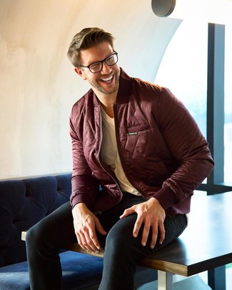 Как носить темно-красный бомбер с черными джинсами мужчине