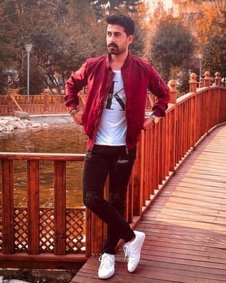 Как носить темно-красный бомбер с черными джинсами мужчине