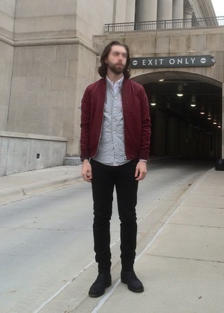 Как носить темно-красный бомбер с черными джинсами мужчине