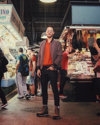 Как носить темно-красный бомбер с синими джинсами мужчине