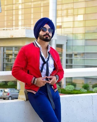 Какие брюки чинос носить с темно-красным бомбером