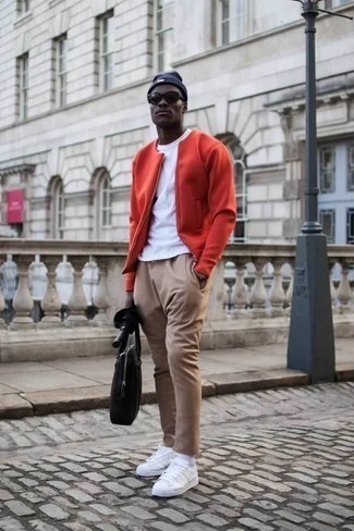 Какие брюки чинос носить с темно-красным бомбером