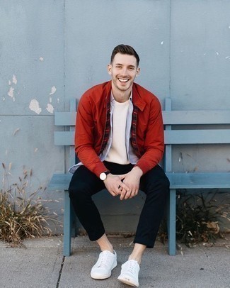 Какие брюки чинос носить с темно-красным бомбером