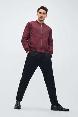 Какие брюки чинос носить с темно-красным бомбером