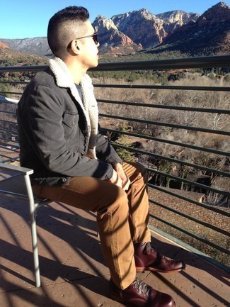 С чем носить темно-красные ботинки мужчине