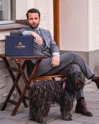 С чем носить темно-красные ботинки мужчине