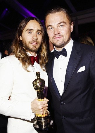 С чем носить темно-красный галстук-бабочку мужчине