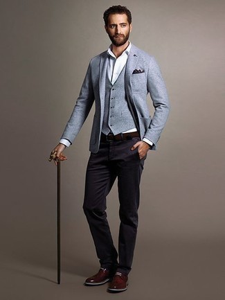 Какие брюки чинос носить с темно-красными брогами