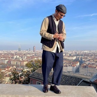 Какие брюки чинос носить с темно-красными брогами