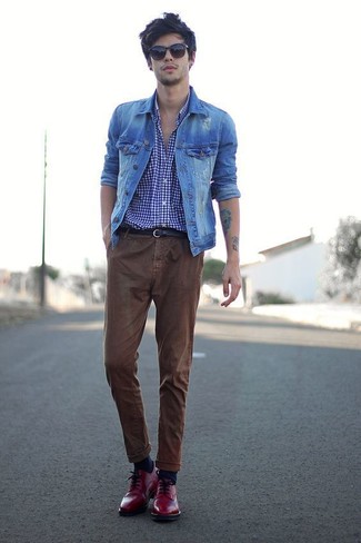 Какие джинсовые куртки носить с темно-красными брогами