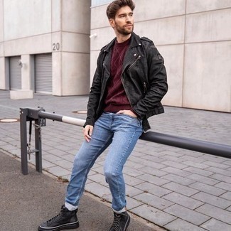 Как носить темно-красный вязаный свитер с черной кожаной косухой мужчине