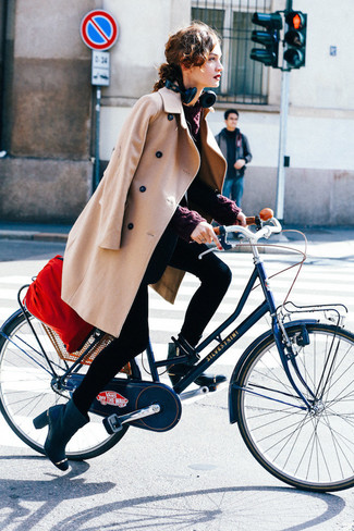 Как носить темно-красный вязаный свитер с светло-коричневым пальто женщине