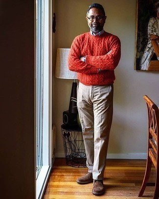 Какие брюки чинос носить с темно-красным вязаным свитером