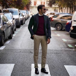 Какие брюки чинос носить с темно-красным вязаным свитером