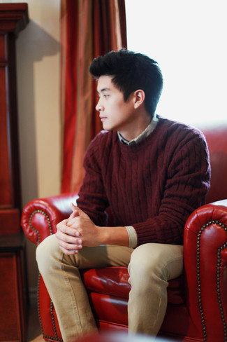 Какие джинсы носить с темно-красным вязаным свитером мужчине