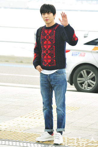 Какие джинсы носить с темно-красным вязаным свитером мужчине