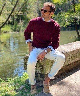 Как носить темно-красный вязаный свитер с белыми джинсами мужчине