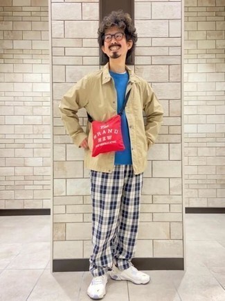 С чем носить темно-красную сумку почтальона из плотной ткани