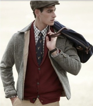 Какие брюки чинос носить с темно-красным кардиганом