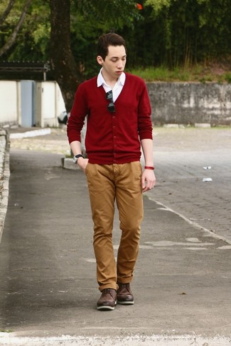 С чем носить темно-красный кардиган мужчине