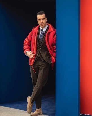 Какие костюмы носить с темно-красным кардиганом