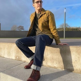 Какие джинсы носить с темно-красными повседневными ботинками мужчине