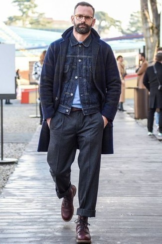 С чем носить темно-красные повседневные ботинки мужчине