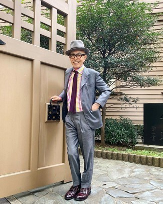 Какие костюмы носить с темно-красными повседневными ботинками