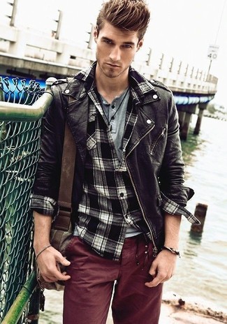 Какие косухи носить с темно-красными брюками чинос