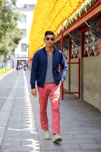 Какие бомберы носить с темно-красными брюками чинос