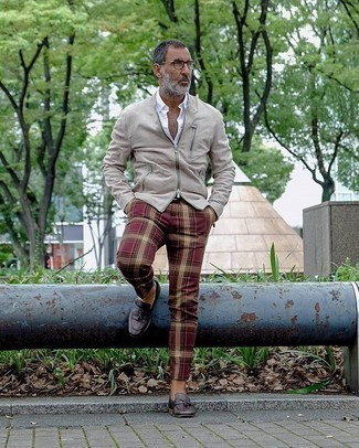 Какие бомберы носить с темно-красными брюками чинос