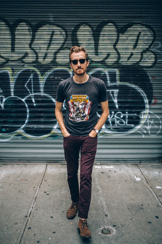 Какие ботинки дезерты носить с темно-красными брюками чинос