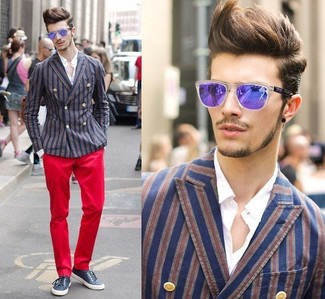 Какие двубортные пиджаки носить с темно-красными брюками чинос