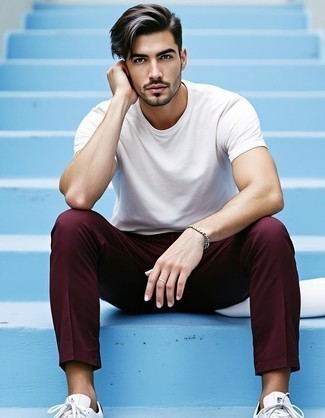 С чем носить темно-красные брюки чинос