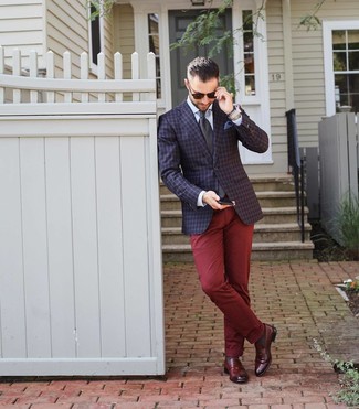 Как носить темно-красные брюки чинос с темно-синим пиджаком в клетку