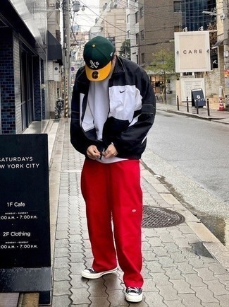 Какие ветровки носить с темно-красными брюками чинос