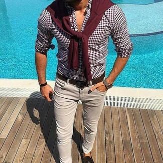 С чем носить темно-красный свитер с круглым вырезом мужчине